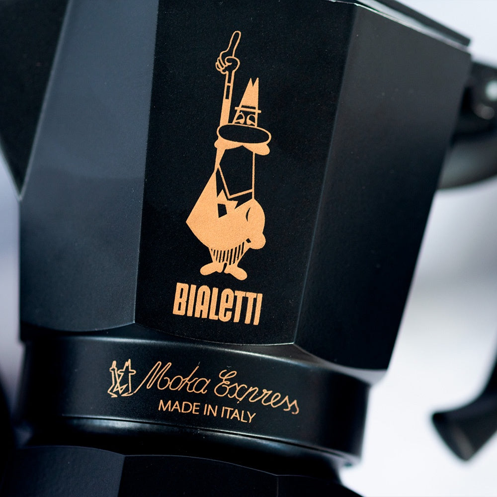 Kit Cafeteira Moka Express Preta 6xic Bialetti c/ 2 canecas